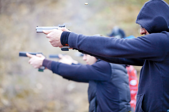 Arme de poing braqu&eacute;e et tir