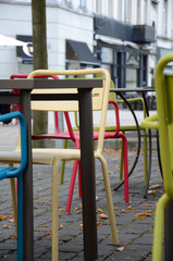 Straßencafe mit bunten Stühlen