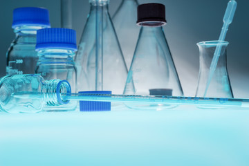 Leere Laborgläser auf blauem Tisch