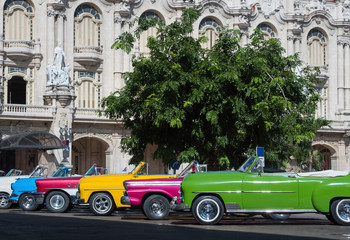 Aufgereihte amerikanische farbenfrohe Cabriolet Oldtimer vor dem Gran Teatro in Havanna Kuba - Serie Kuba Reportage