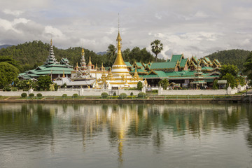 Fototapeta na wymiar Buddhist temple in Thailand reflecting in water