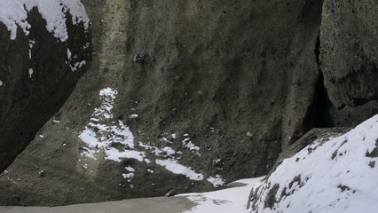 海岸洞窟の雪景色
