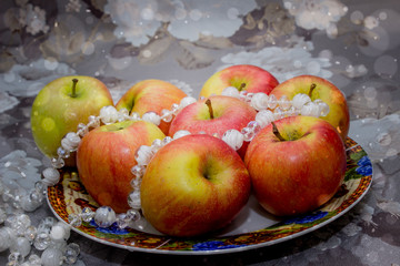 Сочные яблоки на цветочном фоне сером