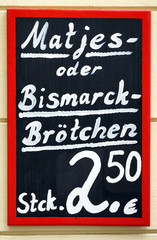 Matjesbrötchen oder Bismarckbrötchen Angebot Schild Kreidetafel mit Preis