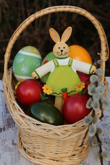 Easter, Osterkorb mit lustigem Hasen und bunten Eiern