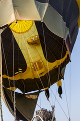 Obraz premium Low angle view of inside hot air balloon with blue sky in the background
