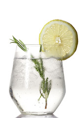 Glass with alcoholic drink with lime and ice - obrazy, fototapety, plakaty