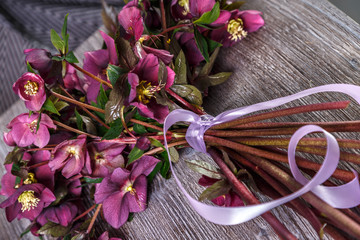 букет цветов в стеклянной вазе
