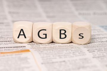AGB / kleine Holzwürfel mit den Buchstaben AGB