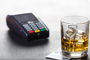 Крепкие напитки. Оплата.