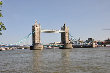 Fototapeta na wymiar Puente levadizo en Londres