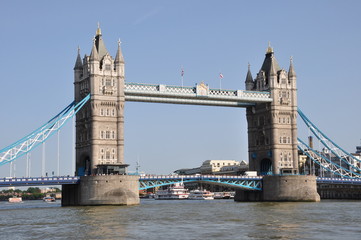 Fototapeta na wymiar Puente en Londres sobre el Támesis