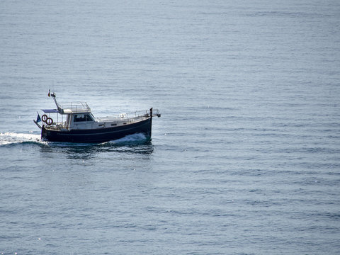 Barco de pesca en el mar Mediterráneo