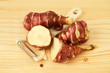 Knife and sweet potato on wooden board, Jerusalem, pictures
