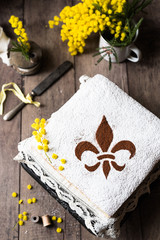 torta tradizionale italiana decorata con lo stencil del giglio di Firenze su base rustica di legno