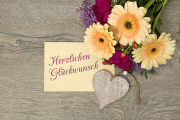 Blumen und Herz: Herzlichen Glückwunsch