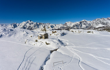 Fototapeta na wymiar Little church isolated in mountain - Alpe Prabello in Valmalenco