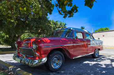 Amerikanischer roter Oldtimer parkt in Varadero Kuba - Serie Kuba Reportage
