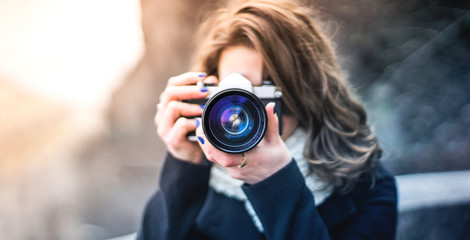 Young woman girl photographer with blue camera lens - obrazy, fototapety, plakaty