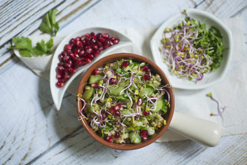 Sałatka z granatem, pęczakiem oraz kiełkami rzodkiewki