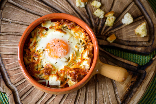 eggs baked with vegetables and crackers