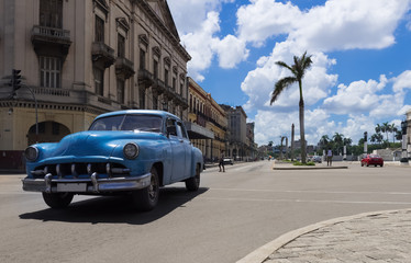Amerikanischer blauer Oldtimer auf der Hauptstrasse in Havanna Kuba - Serie Kuba Reportage