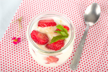 Joghurt mit Erdbeeren