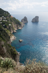 Küste von Capri mit Blick auf die Faraglioni