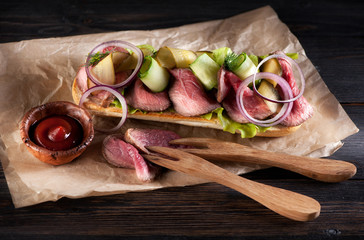 Roast beef sandwich with lettuce and vegetables