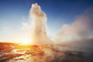 geysers in Iceland. Fantastic kolory.Turysty watch the beauty of