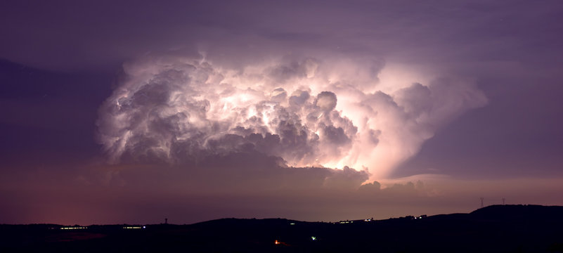 Cumulonembo illuminato da una tempesta di fulmini