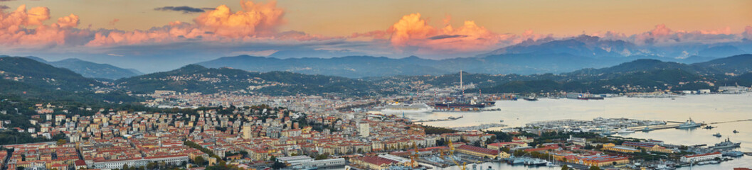 Obraz premium La Spezia i Zatoka Spezia z różowymi chmurami o zachodzie słońca