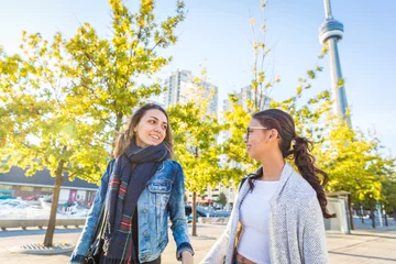 Abwaschbare Fototapete Toronto Beste Freunde, die zusammen in Toronto spazieren gehen