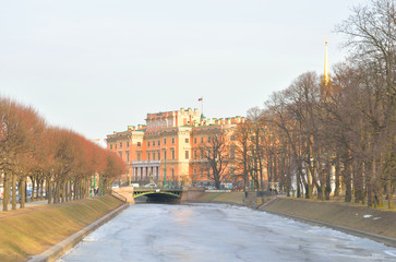 Fototapeta na wymiar The Mikhailovsky Castle and Moyka River..