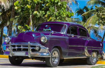 Amerikanischer Oldtimer parkt am Strand von Varadero Kuba - Serie Kuba Reportage
