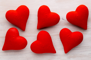 Obraz premium Red hearts the gray background. Valentine Day background.
