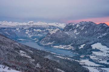 Fototapeta na wymiar Winterlicher Sonnenuntergang am Grundlsee