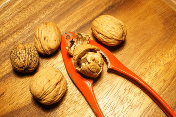 noci con schiaccianoci sopra la tavola