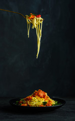 Pasta with fresh tomatoes and herbs