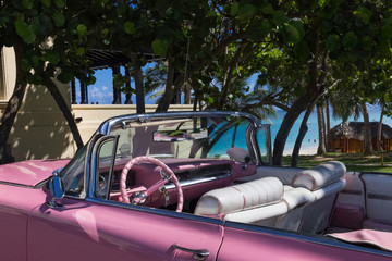 Interieur eines pinken Oldtimers am Strand von Varadero Kuba - Serie Kuba Reportage - 137618260