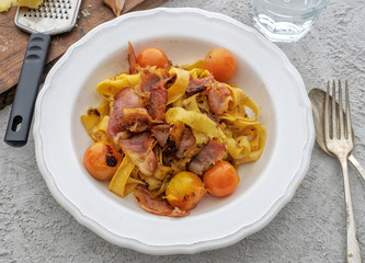 fettuccine pasta with cherry tomatoes and bacon.
