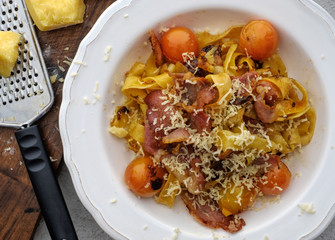 fettuccine pasta with cherry tomatoes and bacon.