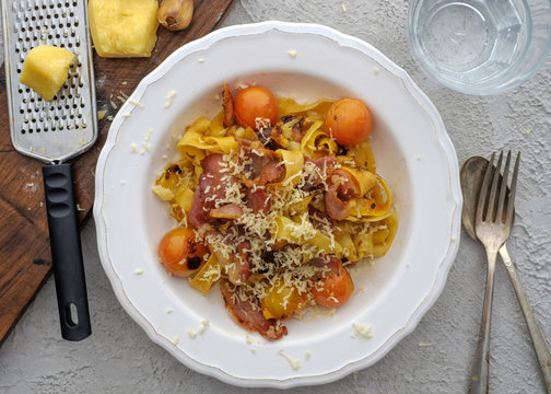 fettuccine pasta with cherry tomatoes and bacon.