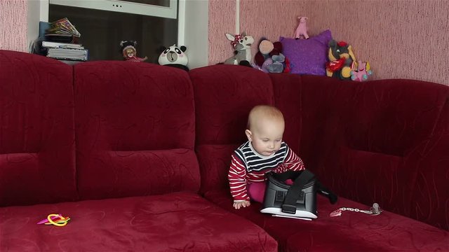 Mom plays with the baby. displays virtual reality mask.