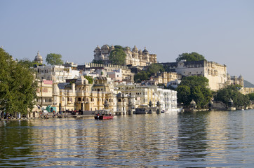 Fototapeta na wymiar Beautiful landscape of the city on water in India Udaipur 