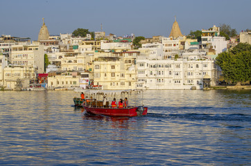 Obraz premium Beautiful landscape of the city on water at sunset in India Udaipur 