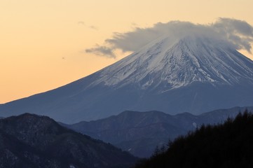 Fototapeta premium 柳沢峠より朝日の富士山