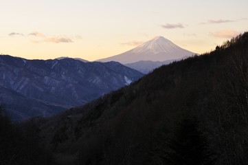 柳沢峠より朝日の富士山