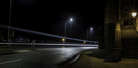 Lichtspuren vorbeiziehender Autos am Schleinufer an der Elbe in Magdeburg bei Nacht
