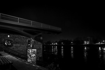 Rest einer abgerissenen Brücke in Magdeburg bei Nacht (schwarzweiss)
